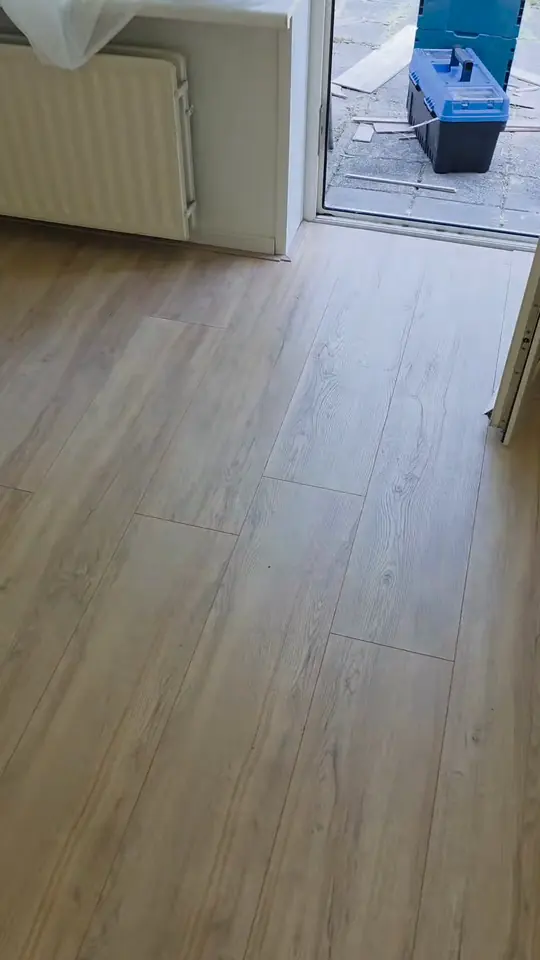 Lichte laminaatvloer in een woning