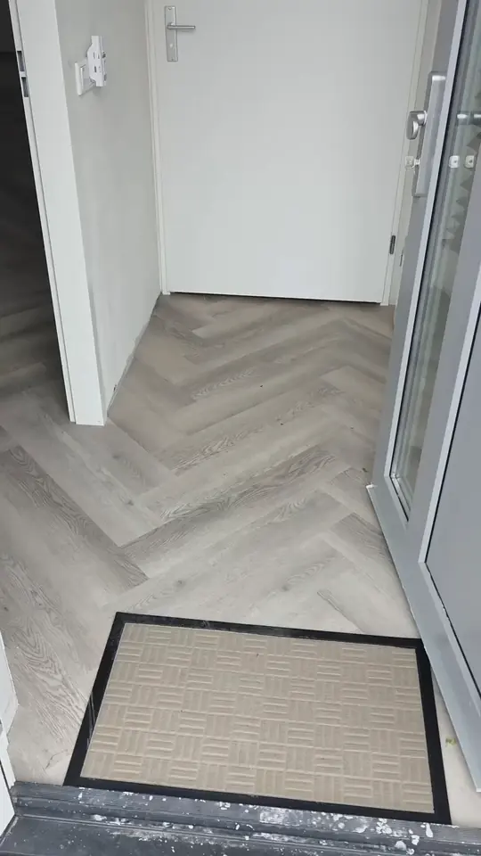 Ingelegde schoonloopmat bij de voordeur