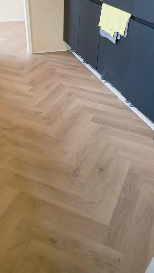 Naturel PVC-vloer langs een kast